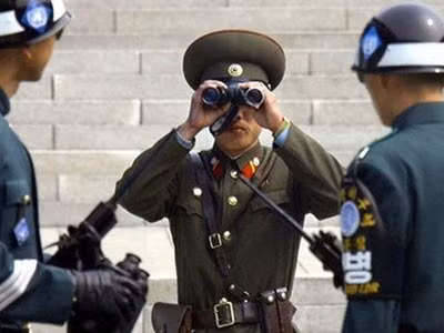 Lính Triều Tiên và Hàn Quốc tại khu phi quân sự giữa hai nước