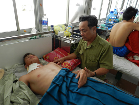 Bố của tuyển thủ Xuân Hiếu chăm sóc con trai tại bệnh viện