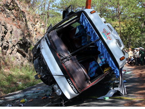 Lật xe khách, 15 người nhập viện