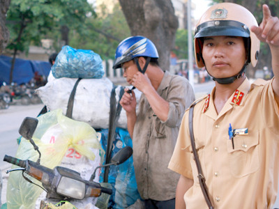 Thu gom xương thối làm thức ăn chăn nuôi