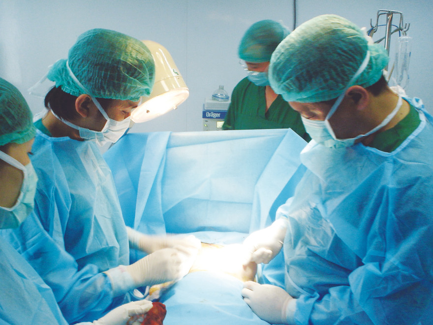 Một ca phẫu thuật nâng ngực được thực hiện tại BV Saint Paul	Ảnh Th.Hà