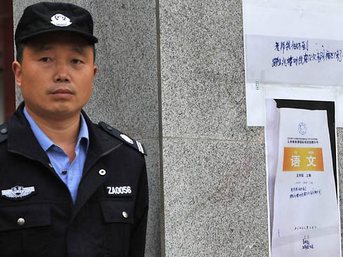 Bảo vệ đứng bên cạnh bản copy những lời cuối cùng cậu bé viết trong sách giáo khoa: "Thưa thầy, em không làm được điều đó..."