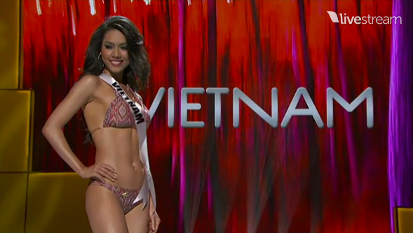 Hoa hậu Nguyễn Thị Huyền lên xe hoa