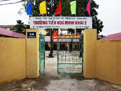 Phụ huynh đóng tiền để trả nợ cho phường?