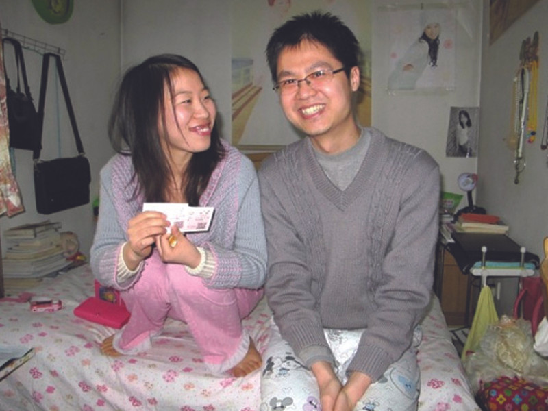 Vợ chồng Chen Juan và Huang Feilong trong căn hộ ở Bắc Kinh. Ảnh: Washington Post