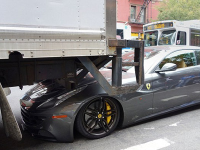 Siêu xe Ferrari FF bị ô tô tải 'đè đầu'
