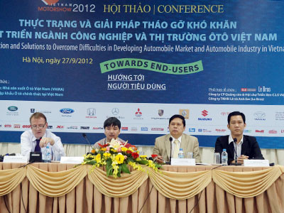 Thuế và phí ô tô: Còn lâu mới kết