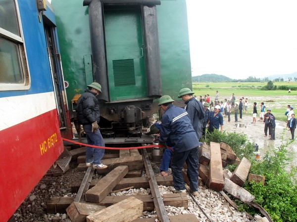 Tàu khách Hà Nội – Lào Cai trật bánh