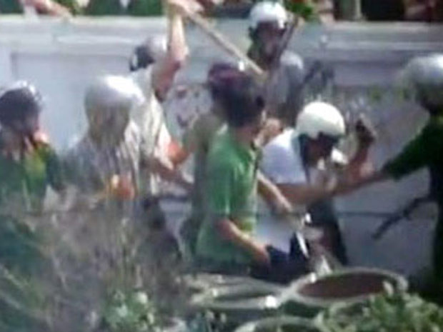 Đề nghị Bộ Công an vào cuộc vụ hành hung nhà báo