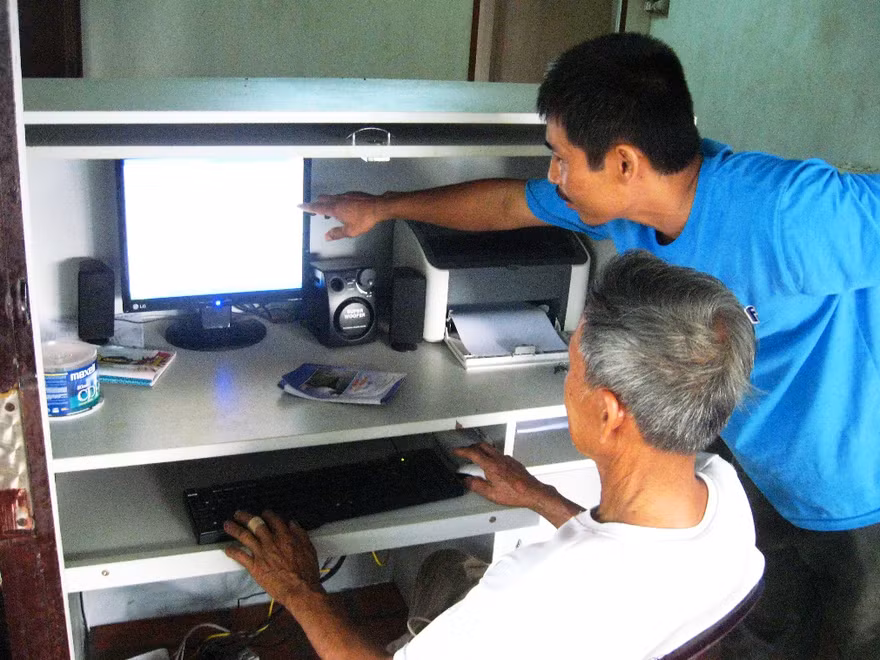 Anh Bảy hướng dẫn bà con tìm kiếm thông tin nông nghiệp trên internet