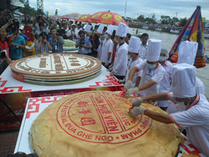 Cận cảnh hai chiếc bánh và đĩa cốm dẹp kỷ lục Việt Nam