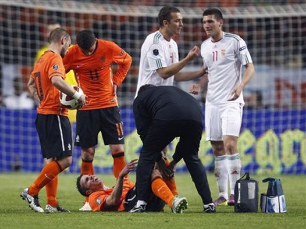 Chấn thương của Van Persie khiến Arsenal càng rơi vào khủng hoảng