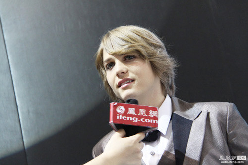 Người mẫu nam làm xôn xao triển lãm ô tô Thượng Hải