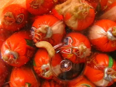 Tiêu hủy xúc xích có dòi