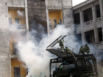 Xem đặc công bắt khủng bố, cứu con tin