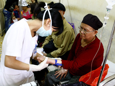 Chữa bệnh trái tuyến: Bệnh nhân tự trả