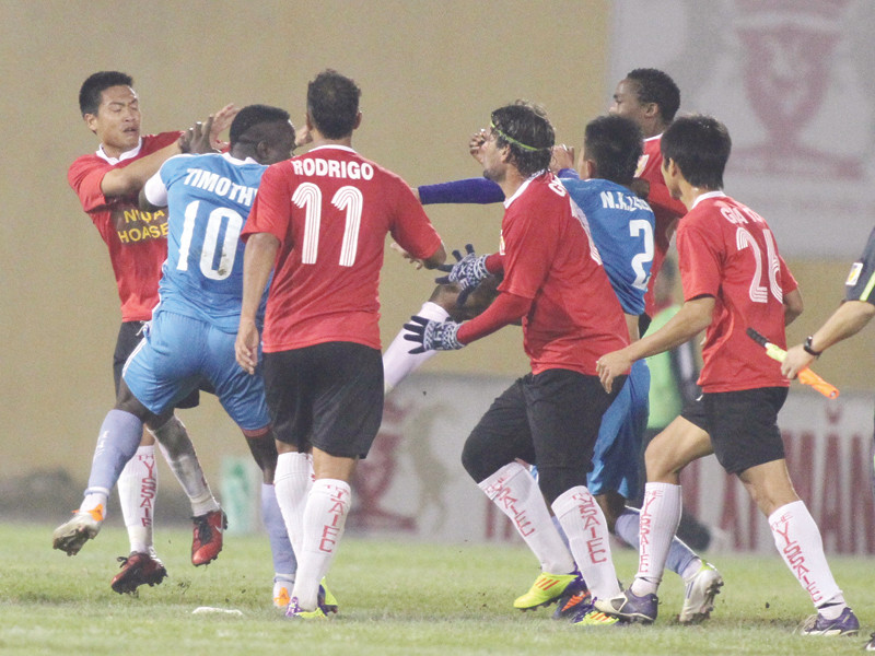Cầu thủ hai đội cố gắng ngăn cản vụ xô xát giữa Timothy (10, xanh) và Hoàng Vissai Ảnh: VSI