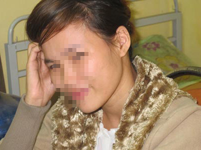 Ép vợ hờ ngủ với khách để tống tiền