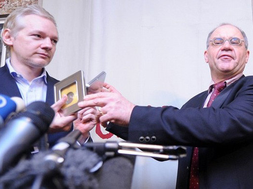 Bắt người tố 2.000 đại gia trốn thuế cho WiliLeaks