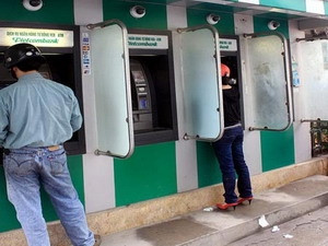 Máy ATM bị đập ngay giữa trung tâm Hà Nội