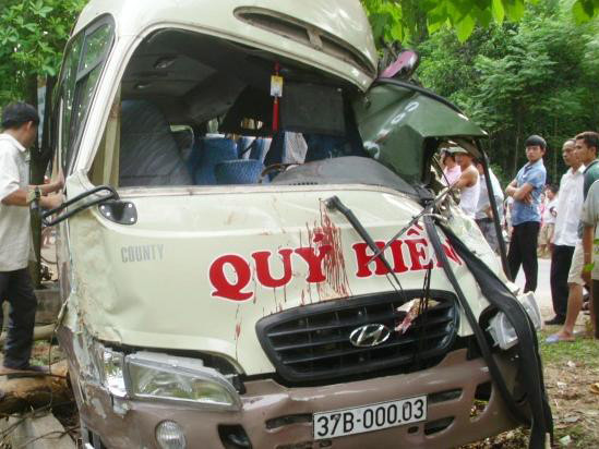 Lại tai nạn xe khách, 11 người trọng thương