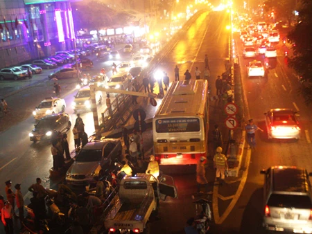 Sự việc khiến giao thông đoạn ngã tư Láng Hạ - Huỳnh Thúc Kháng bị ùn ứ cục bộ