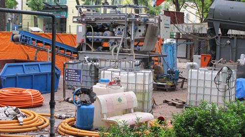 Thiết bị hút bùn hồ Gươm đang phơi nắng