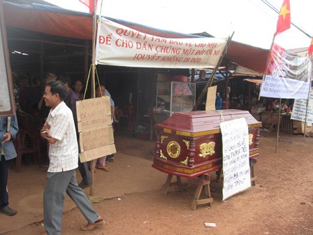 Mang quan tài phản đối di dời chợ