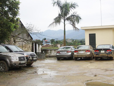 Một số ô tô tang vật đang để tại sân UBND xã Tiến Xuân