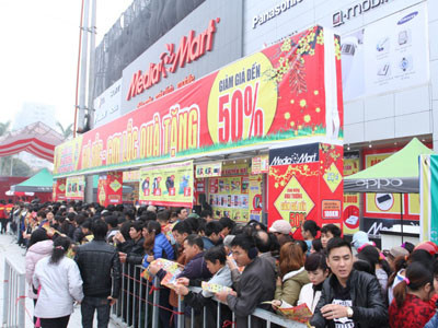 Biển người đổ về Đại siêu thị điện máy lớn nhất tỉnh Bắc Ninh