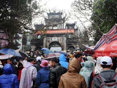 'Biển người' trẩy hội, chùa Hương tắc nghẽn