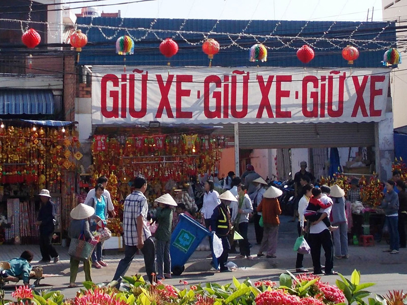 Ăn xin, giữ xe chặt chém trước cổng chùa Bà ở Bình Dương Ảnh: S.N