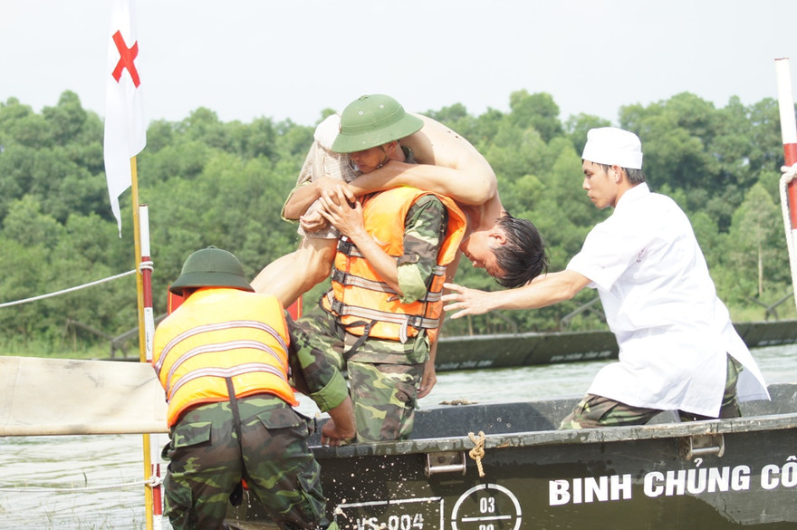 Cứu dân trong bão lũ