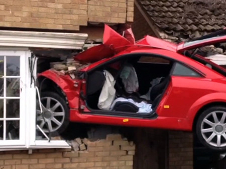 Audi TT ‘hạ cánh’ vào nhà dân