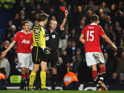 Trọng tài Martin Atkinson, kẻ thù của nhiều đội bóng ở Premier League, trong đó có M.U