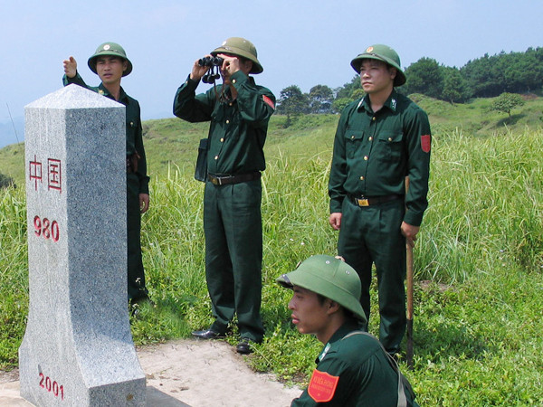 Chiến sĩ trẻ Đồn Biên phòng 73 tại cột mốc 980. Ảnh: N.L