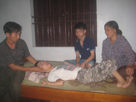 Nuôi 2 con tật nguyền