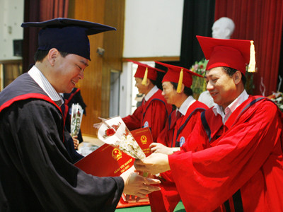 Hà Nội: Trao bằng cử nhân cho SV hệ ĐH từ xa