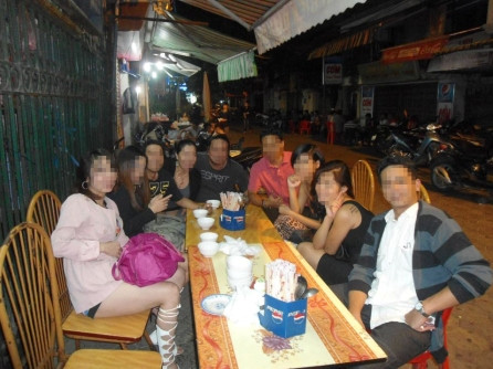 Thân phận 'ký nữ' già đi bắt ‘gà Tây’