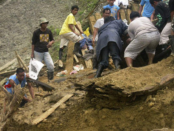 Lực lượng cứu hộ đào lối đi nối với đường hầm lò vàng để tìm các nạn nhân mắc kẹt. Ảnh: AP