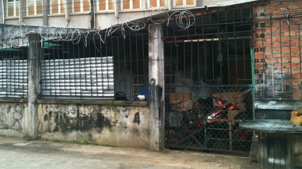 Vợ tự thiêu vì... chồng không dậy tắm