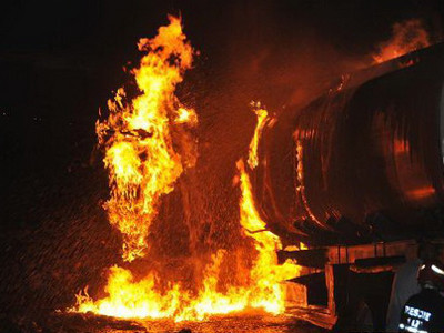 Xe dầu tiếp viện NATO bị tấn công, 12 người chết