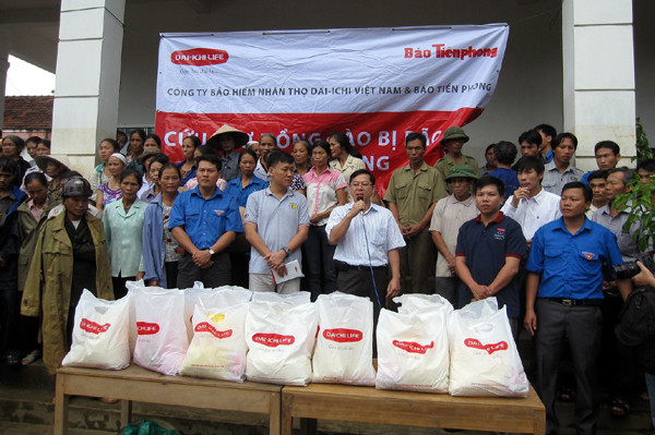 Đến với bà con vùng lũ Hương Khê