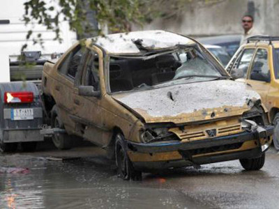 Xe chở nghị sĩ Efam al-Esawi biến dạng sau vụ nổ