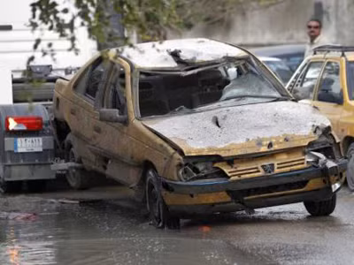 Xe chở nghị sĩ Efam al-Esawi biến dạng sau vụ nổ