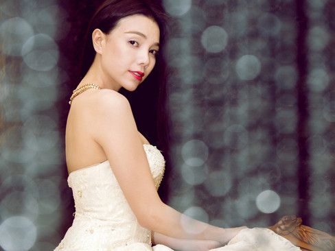 Trà Ngọc Hằng lần đầu mặc váy cưới