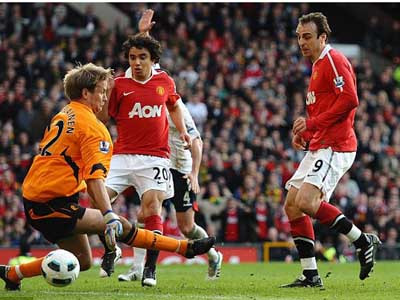 Man United thắng nhọc, Arsenal bị cầm hòa