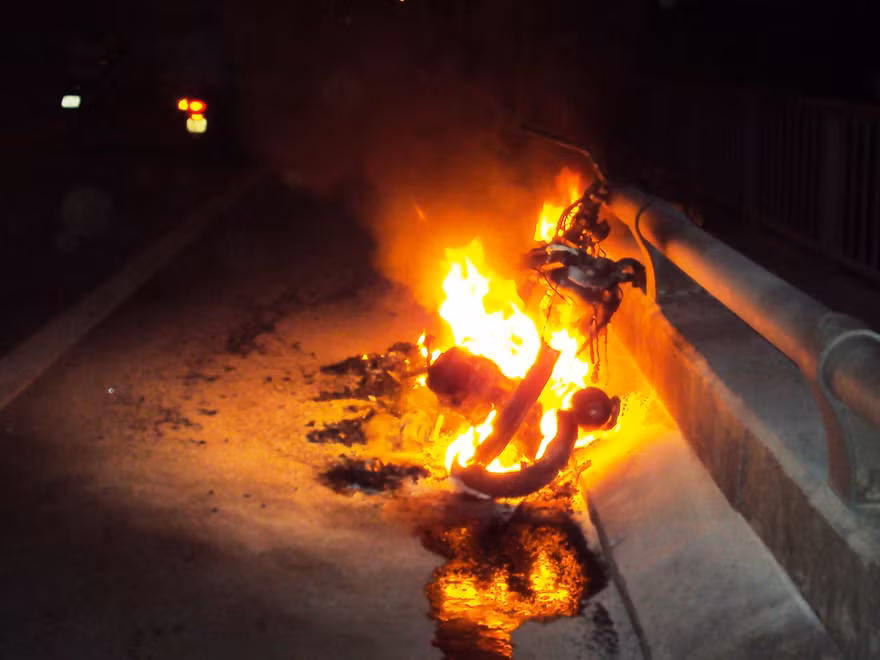 Đốt xe, nhảy cầu tự tử vì buồn gia đình