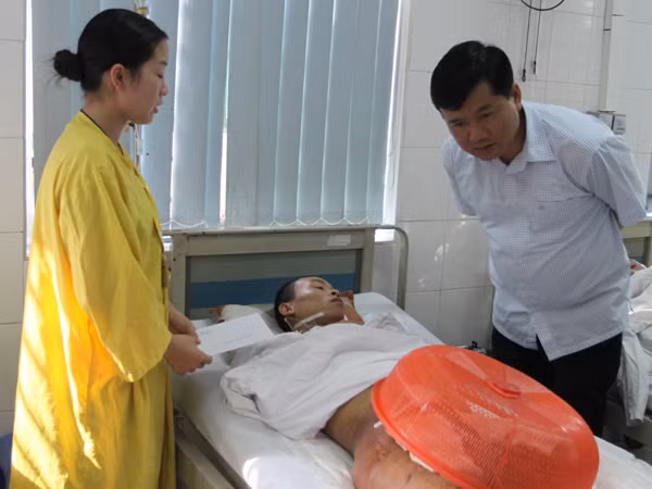 Thăm nạn nhân bi tai nạn giao thông hỏng mất 2 chân, hiện các bác sỹ đang cố gắng cứu chữa 1 chân còn lại.