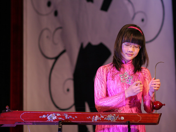 Nữ sinh Ams dùng đàn bầu tấu “The cup of life”